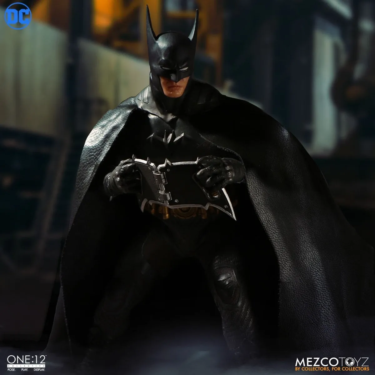 MEZCO TOYZ ASCENDING KNIGHT BATMAN COLLECTIBLE 1/12 SCALE- 76570