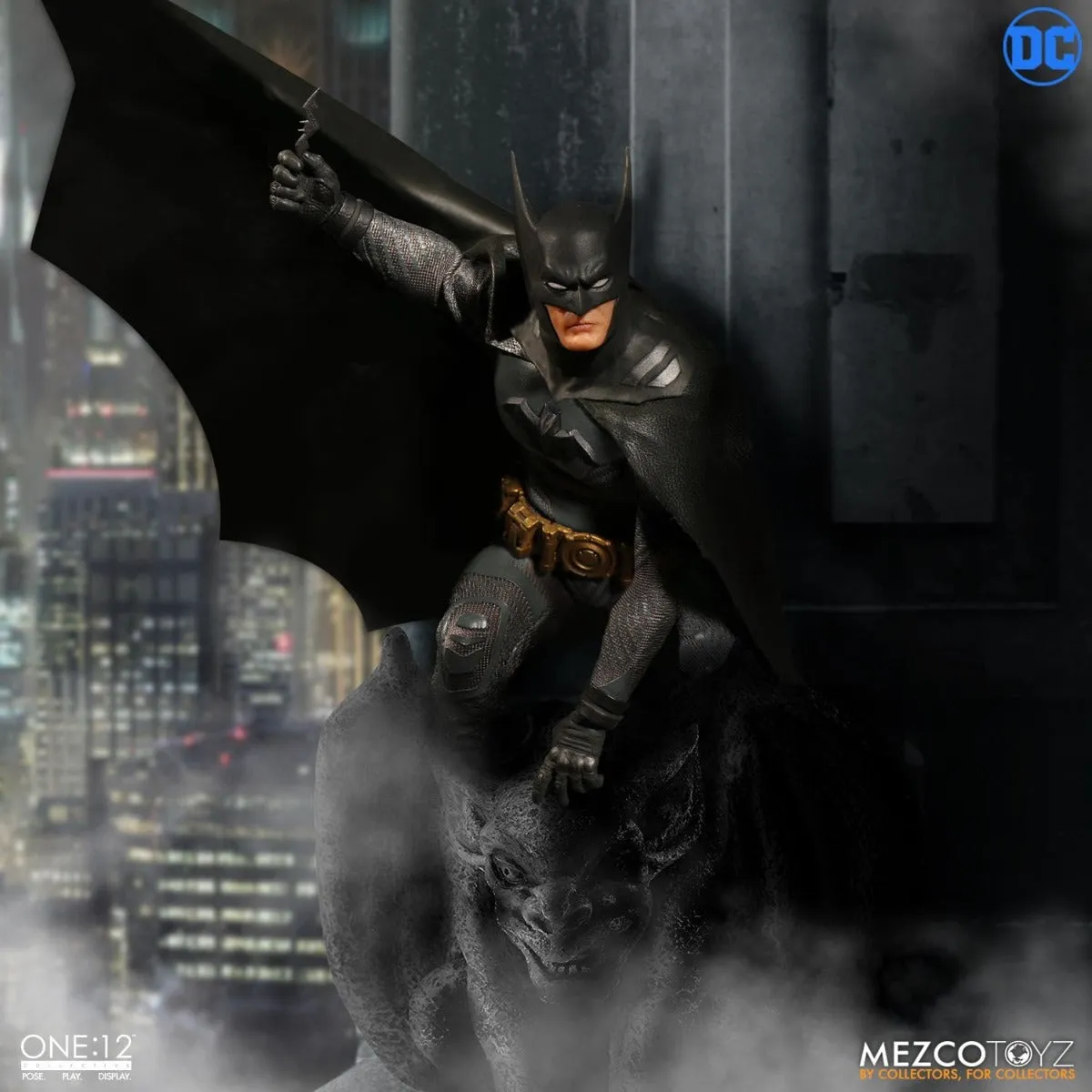 MEZCO TOYZ ASCENDING KNIGHT BATMAN COLLECTIBLE 1/12 SCALE- 76570