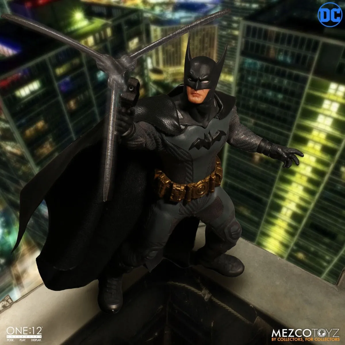 MEZCO TOYZ ASCENDING KNIGHT BATMAN COLLECTIBLE 1/12 SCALE- 76570