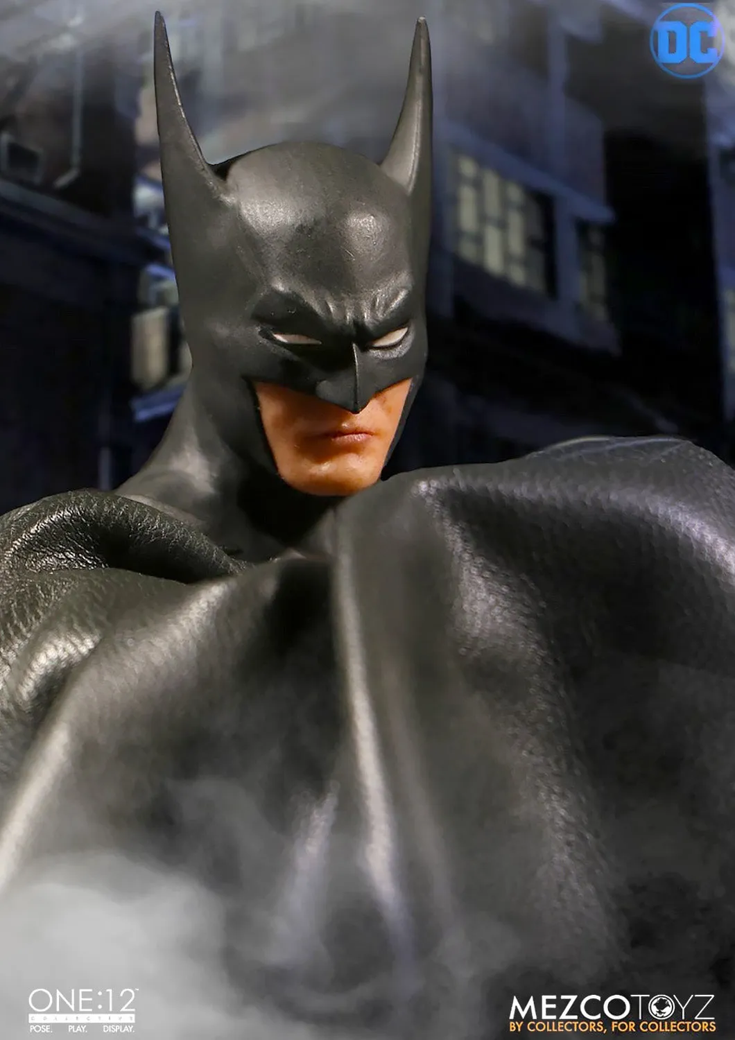 MEZCO TOYZ ASCENDING KNIGHT BATMAN COLLECTIBLE 1/12 SCALE- 76570