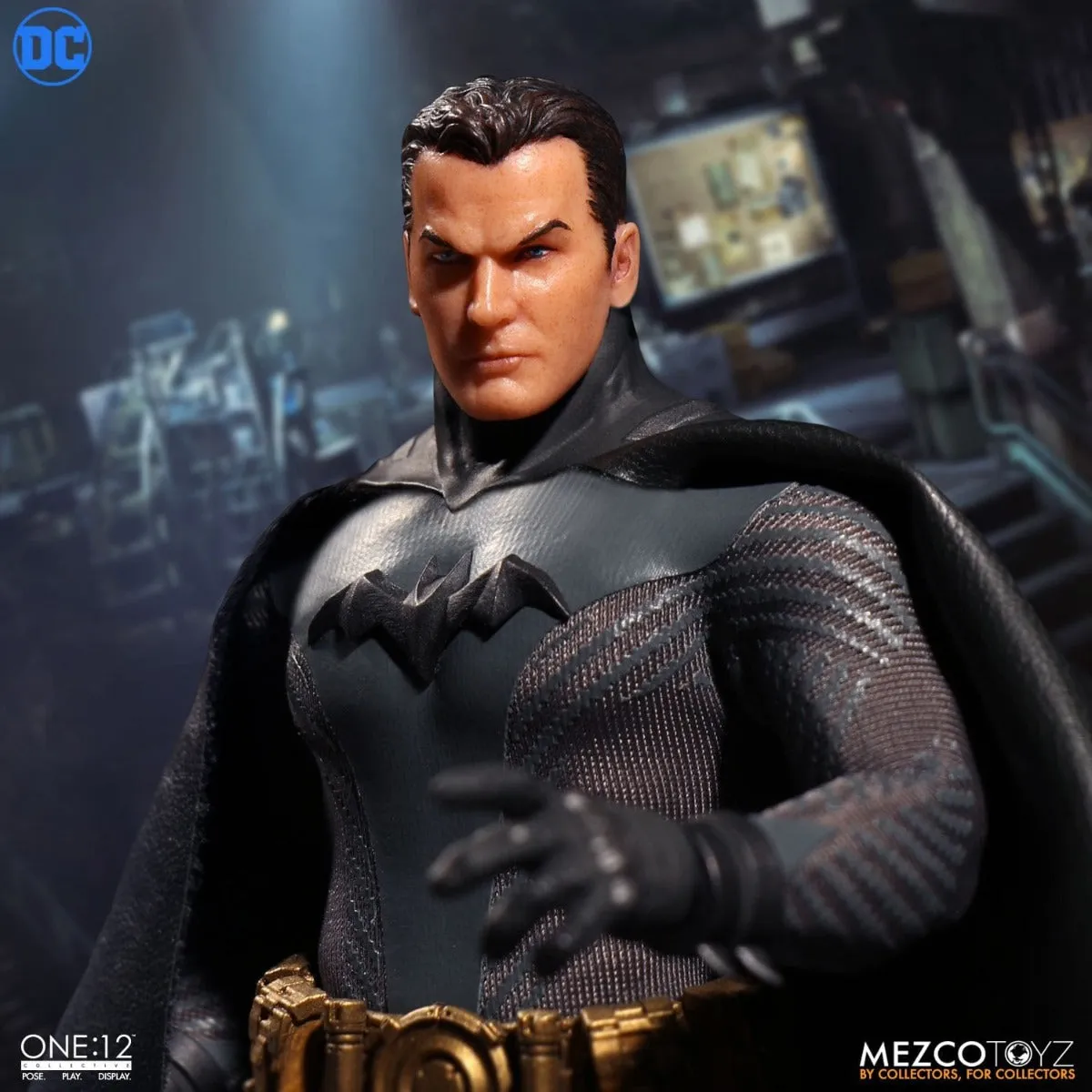 MEZCO TOYZ ASCENDING KNIGHT BATMAN COLLECTIBLE 1/12 SCALE- 76570