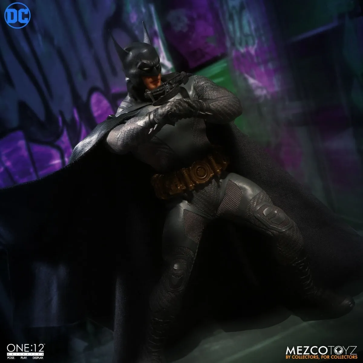 MEZCO TOYZ ASCENDING KNIGHT BATMAN COLLECTIBLE 1/12 SCALE- 76570