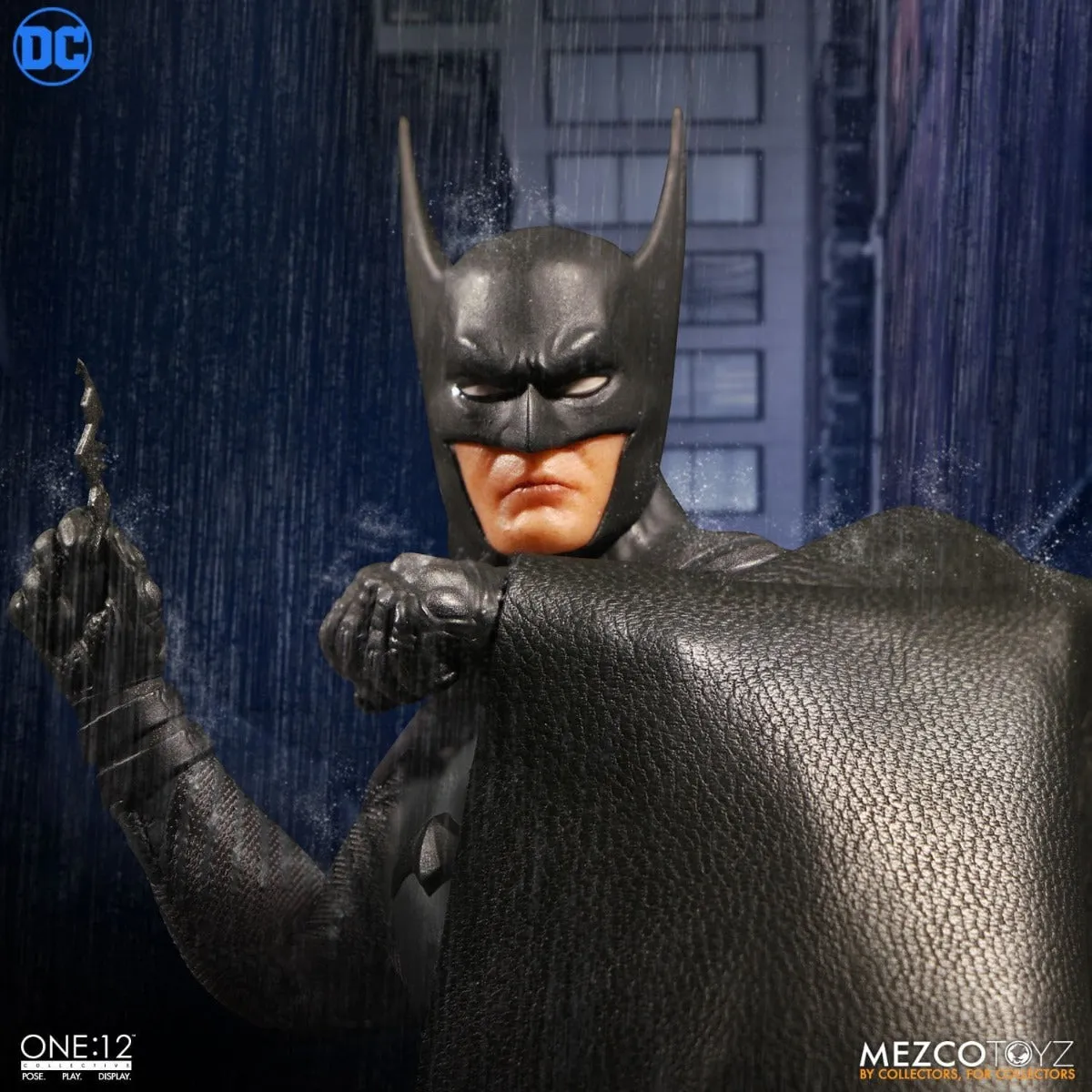 MEZCO TOYZ ASCENDING KNIGHT BATMAN COLLECTIBLE 1/12 SCALE- 76570