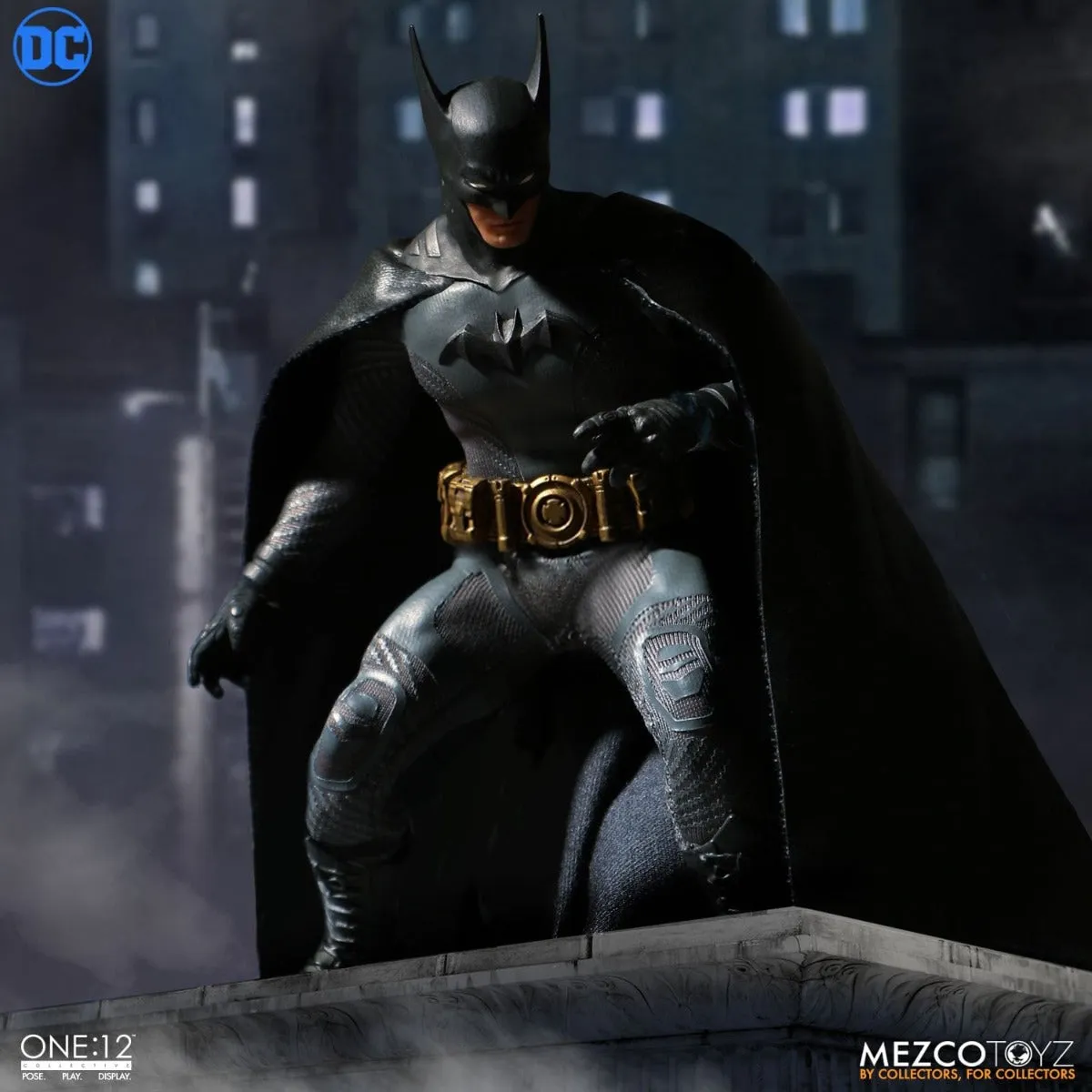 MEZCO TOYZ ASCENDING KNIGHT BATMAN COLLECTIBLE 1/12 SCALE- 76570