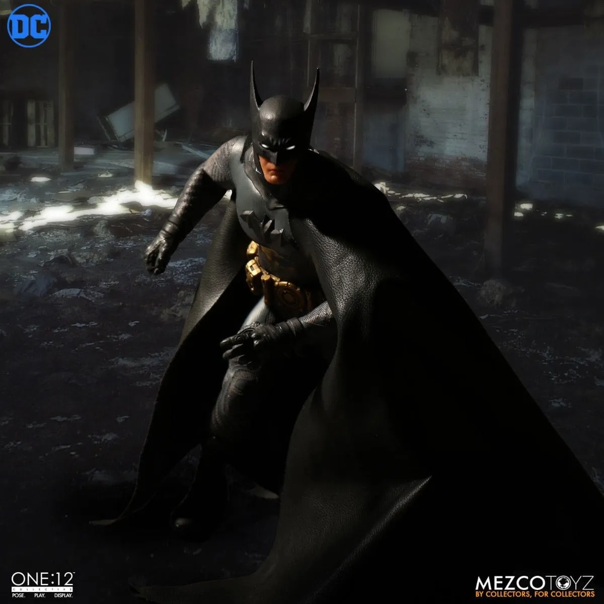 MEZCO TOYZ ASCENDING KNIGHT BATMAN COLLECTIBLE 1/12 SCALE- 76570