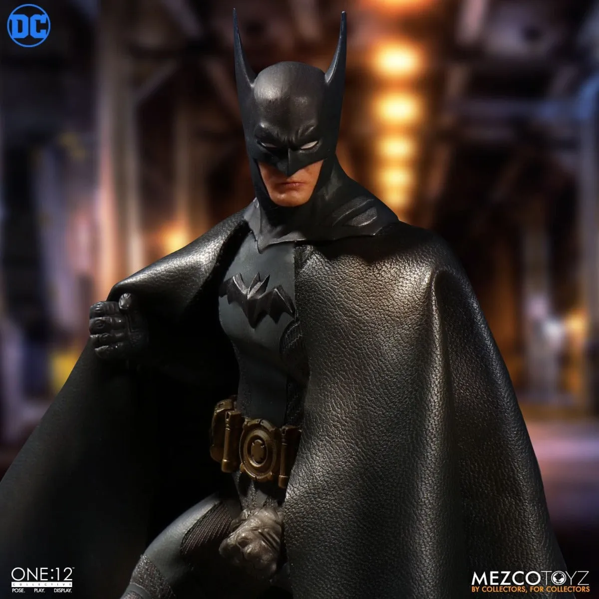 MEZCO TOYZ ASCENDING KNIGHT BATMAN COLLECTIBLE 1/12 SCALE- 76570