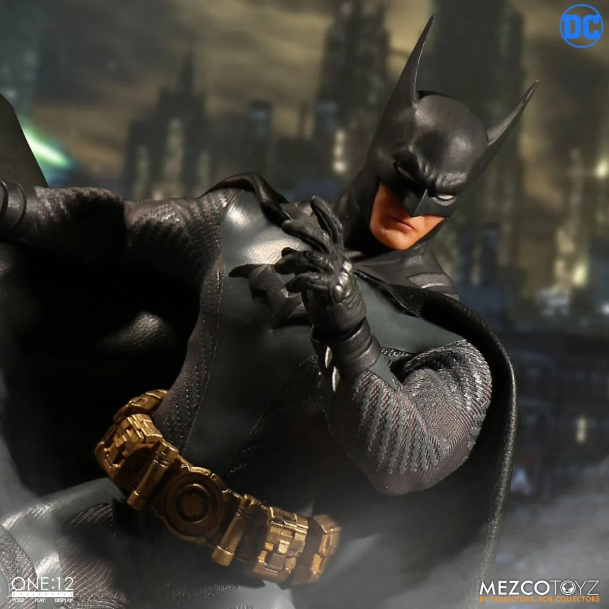 MEZCO TOYZ ASCENDING KNIGHT BATMAN COLLECTIBLE 1/12 SCALE- 76570