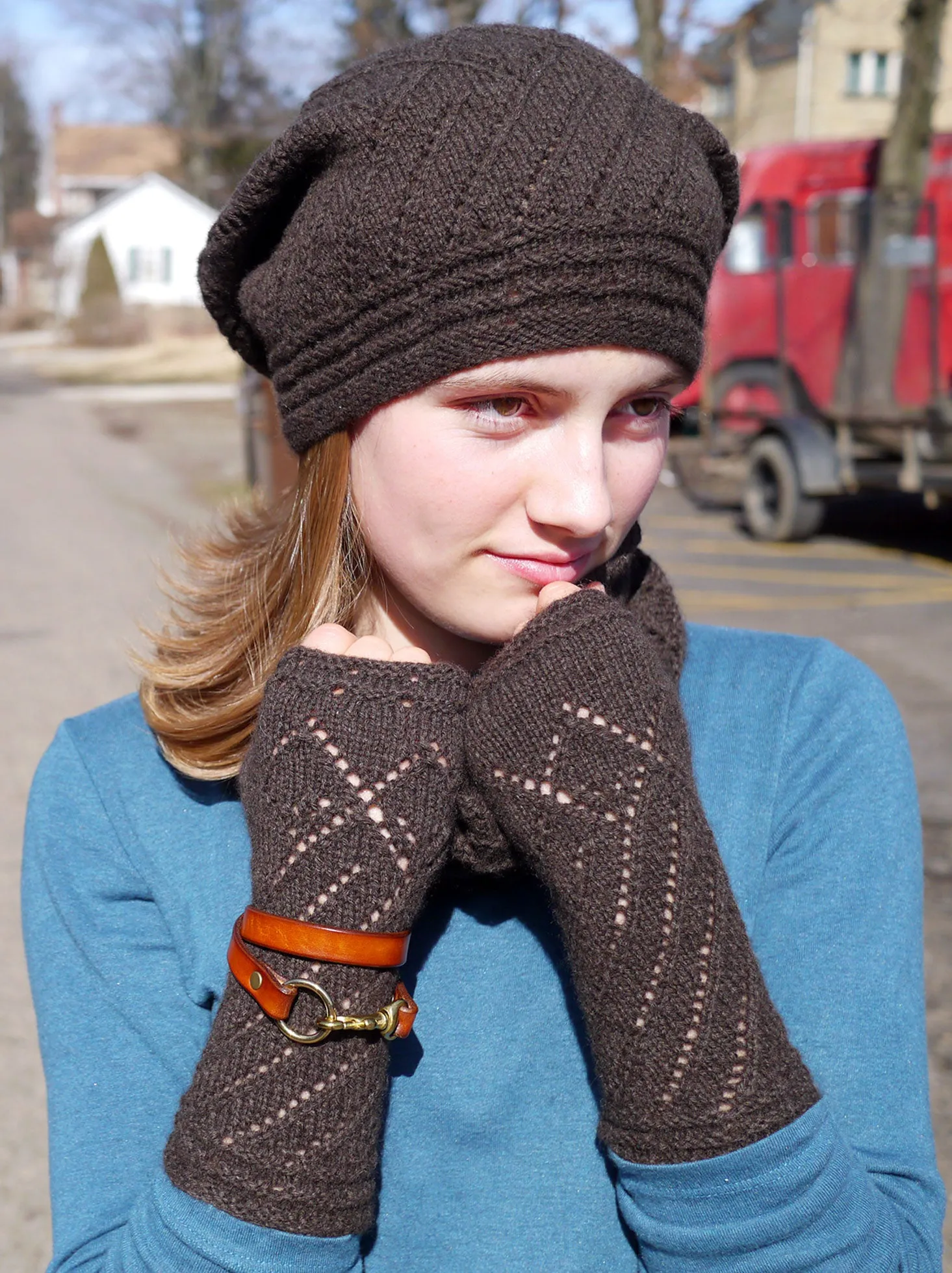 Peu Bourgeons Mitts and Hat <br/><small>knitting pattern</small>